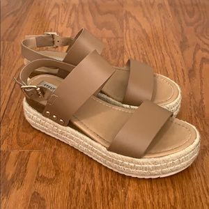 *SOLD* Steve Madden platform leather sandals - 6.5